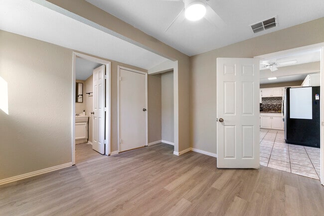 Building Photo - 2614 W Greenway Rd