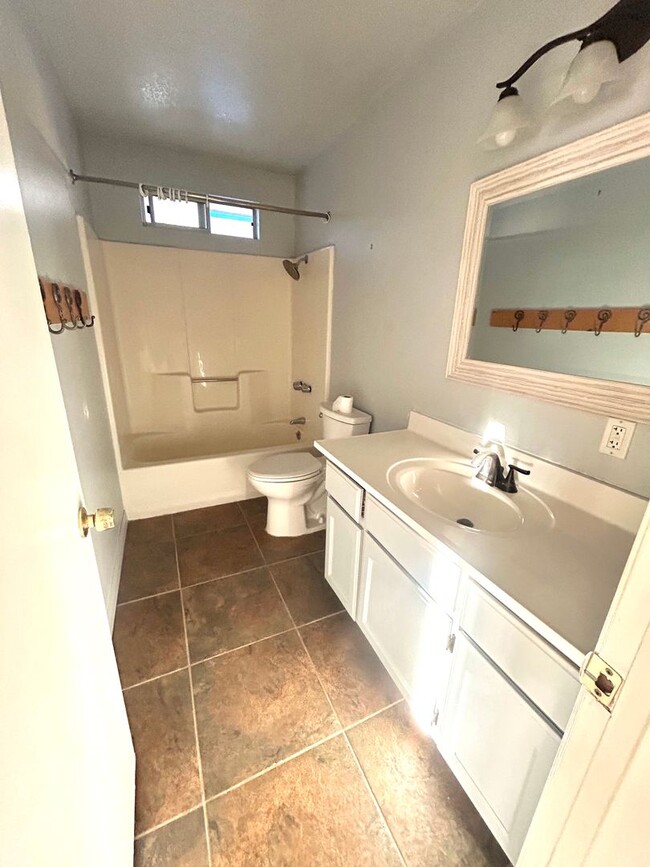 Building Photo - Charming 3 Bedroom 2 Bathroom Home with Pa...