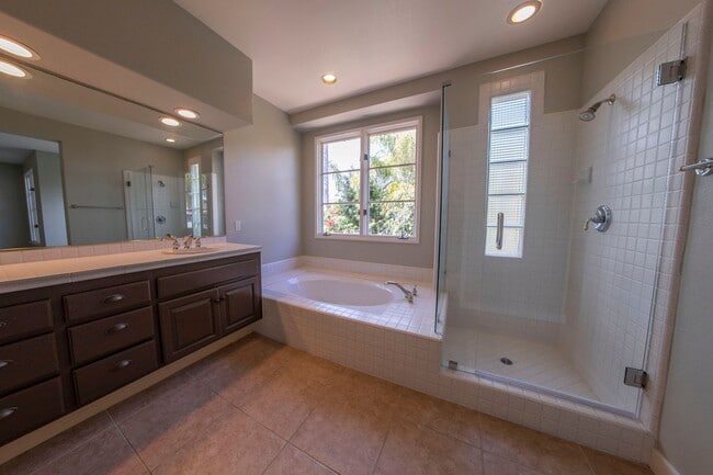 Building Photo - 4BR 2.5BA House in Gated Community of Blackhorse, Across from UCSD with 2 Car Garage & Washer/Dry...