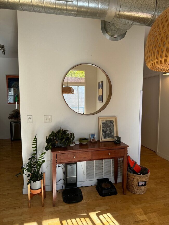 Building Photo - Charming 2BR Unit in Denver