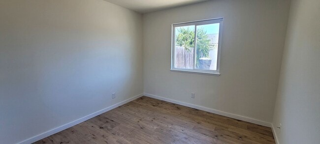Building Photo - Oxnard 3+2 home with 2-car garage $2800
