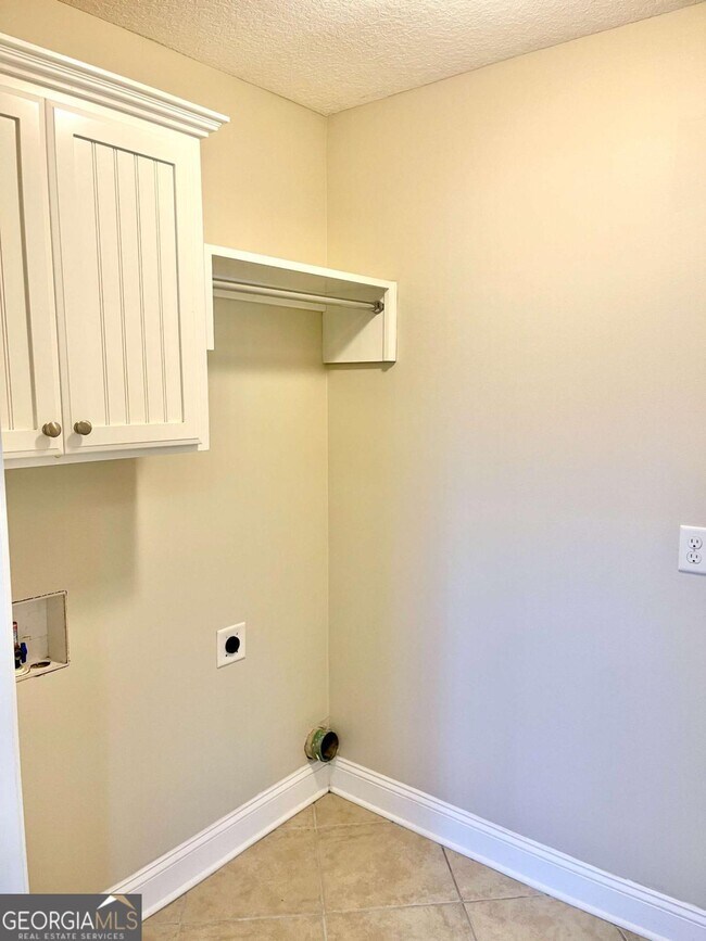 Building Photo - 17 Fox Path