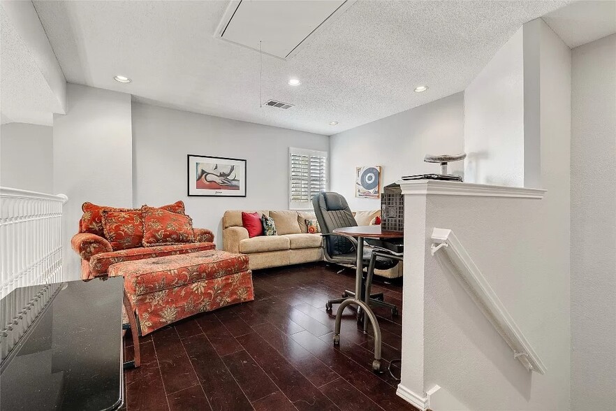 UpstairsDen - 2956 S Bend Dr