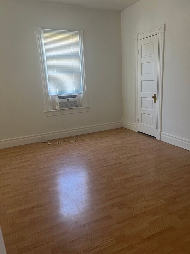 Building Photo - One bedroom apartment in downtown Riverside!