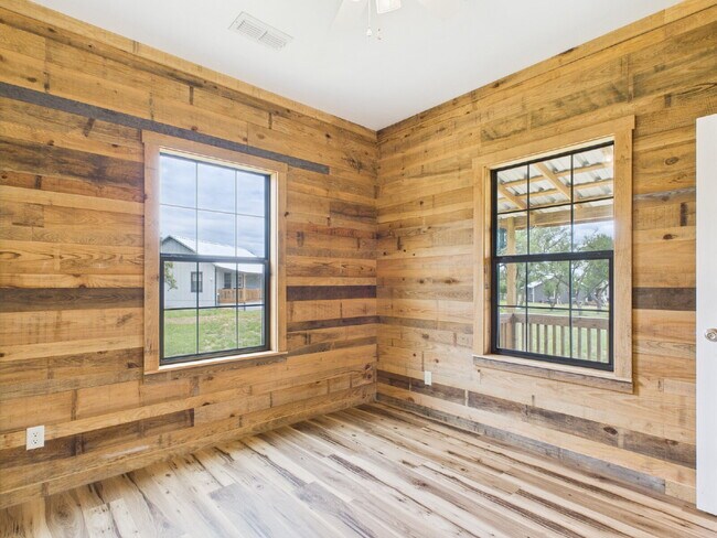 Building Photo - 2/2 Custom Cabin