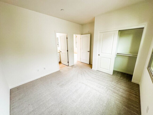 Building Photo - Beautiful 2 Bed/2 Bath Irvine Condo for Lease