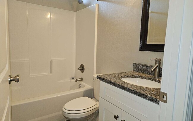 Building Photo - 160 SW Ivy Glen