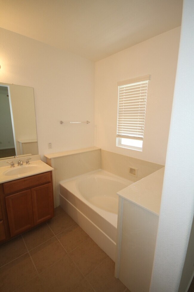 Building Photo - 3BR|2.5BA Condominum 1495SF with 2 car garage!