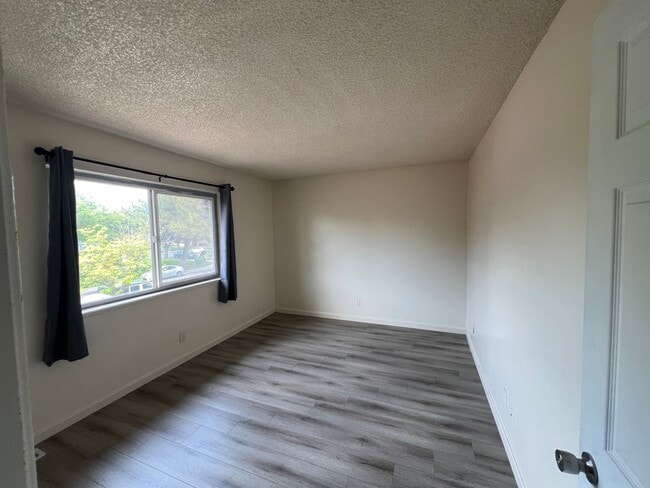 Building Photo - 2-bedroom condo near shopping & restaurants!
