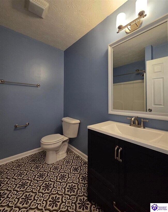 Building Photo - 153 Twin Lakes Dr