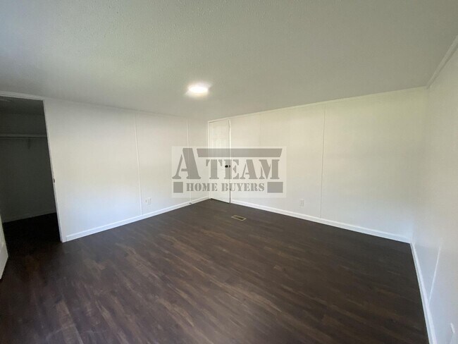 Building Photo - Fully Remodeled 3 Bed 2 Bath on Large lot.