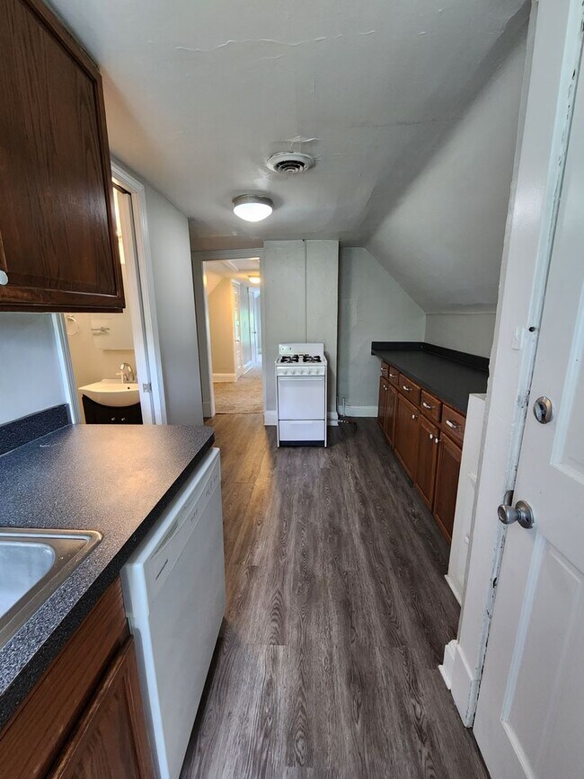 Building Photo - SUPER CLEAN 1 Bedroom Apt For Rent