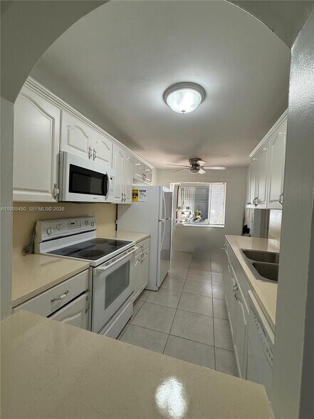 Building Photo - 155 Lakeview Dr