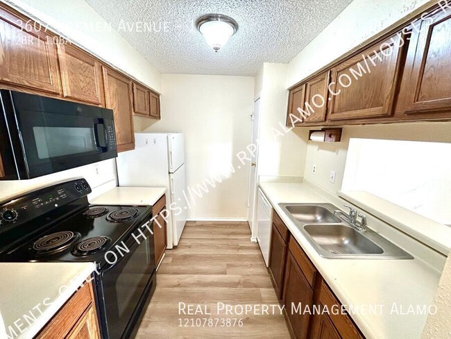 Building Photo - Available Now! DOWNSTAIRS 2 Bedroom / 1 Ba...