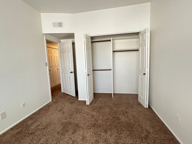 Building Photo - Spacious 2 Bedroom, 2 Bathroom Condo