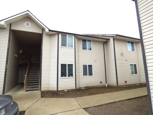 Building Photo - Rent Special: April's Rent FREE!! 2 Bedroom 1 Bath Unit NE Salem!