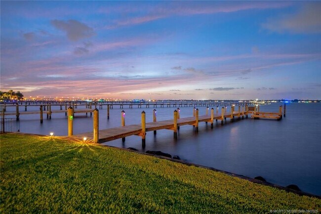 Building Photo - 901 SE Riverside Dr