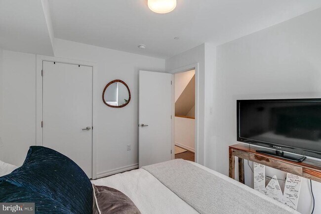 Building Photo - 938 N Leithgow St