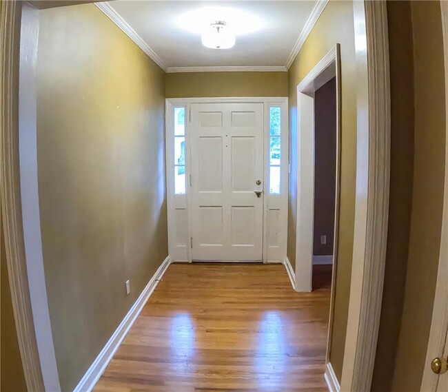 Building Photo - 998 Ferncliff Rd NE