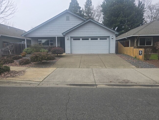 Building Photo - 3 bed 2 bath Home for Rent in Grants Pass