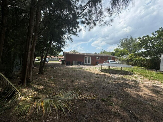 Building Photo - Large 3-1 house in the Manors  with big backyard and central air