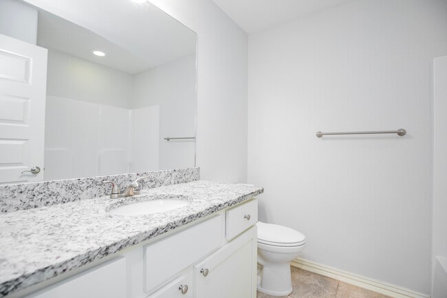 Building Photo - 4000 SW Hollyhock St