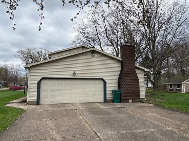 Building Photo - 3603 Brierwood Dr