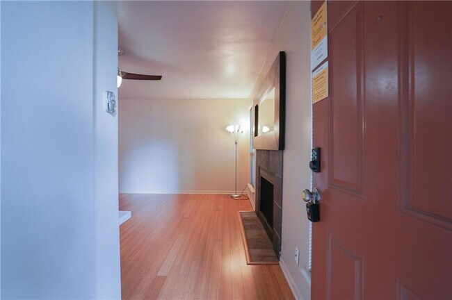 Building Photo - 1 Bed / 1 Bath Home with Fireplace & Walk-...