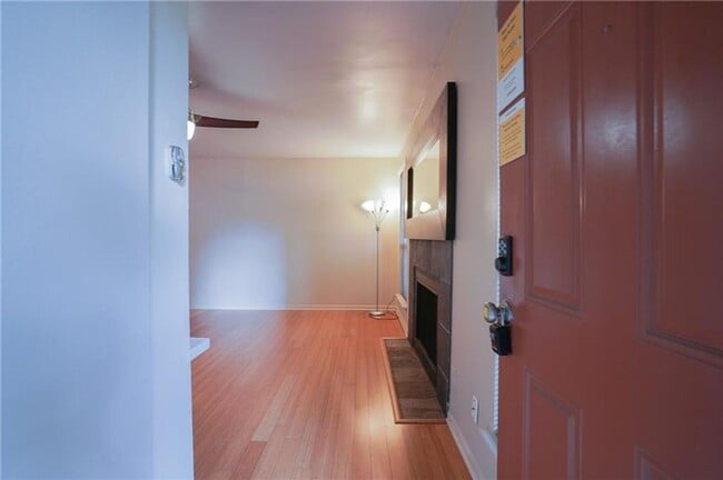 Building Photo - Cozy Studio Home with Fireplace & Walk-In Closet!