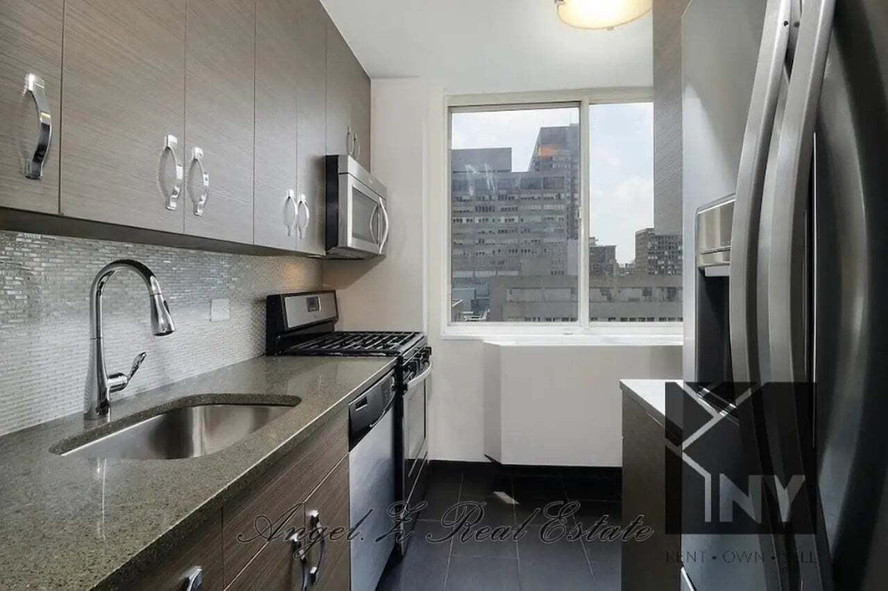 Building Photo - 349 W 34th St.