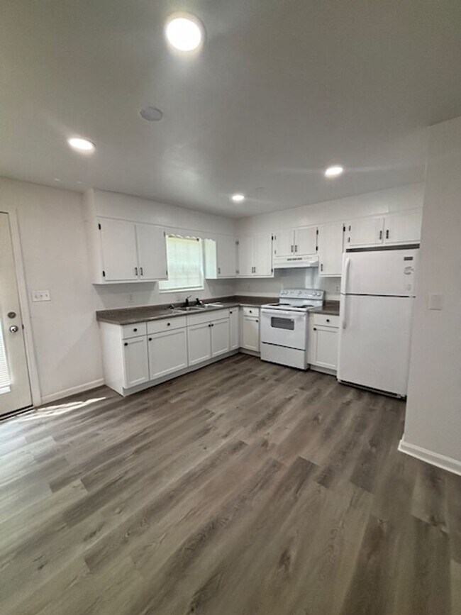 Building Photo - 1204 Clear Ridge Ln