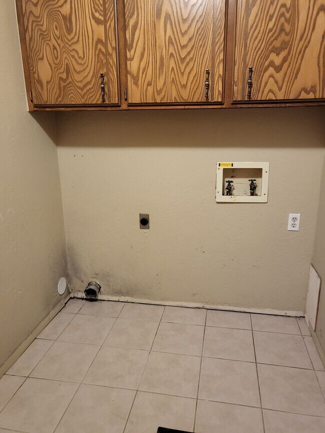 Building Photo - (3) Bed/(2) Bath in West Norman!