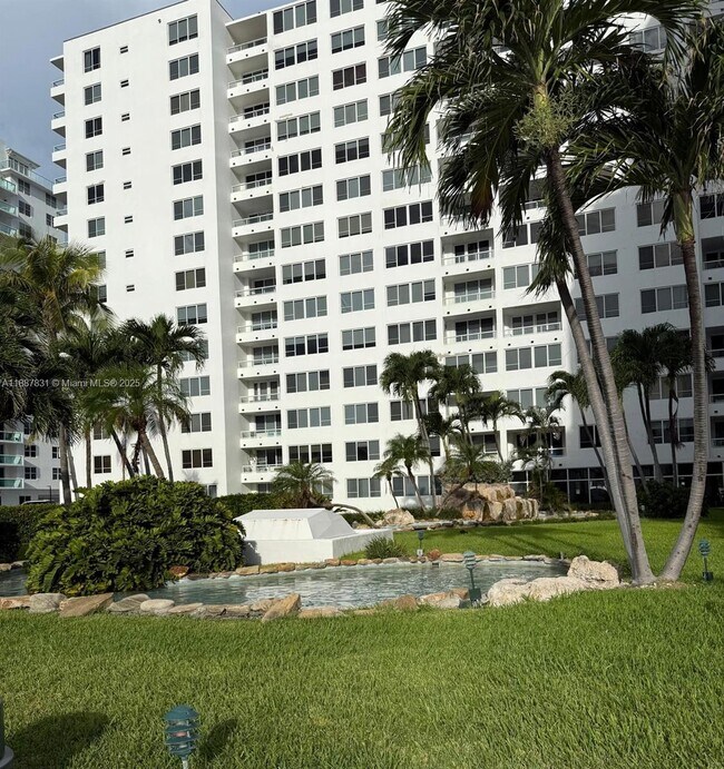 Primary Photo - 5005 Collins Ave