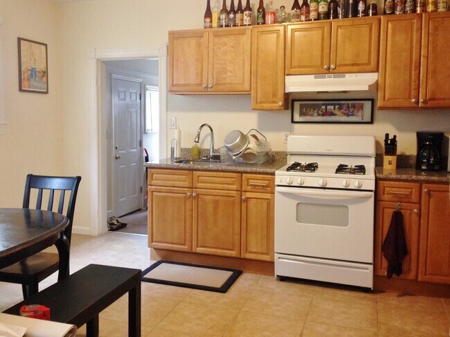 Building Photo - Fantastic Apartment in Great Neighborhood. Recently Renovated! Hardwood Floors! Private Driveway!