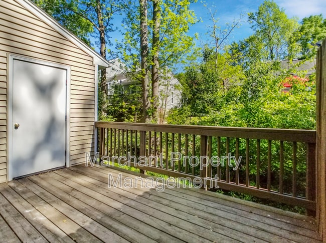 Building Photo - 106 E Bay Ct
