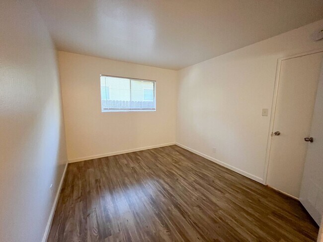 Building Photo - Perfect 1 Bed 1 Bath - Covered Parking Included!