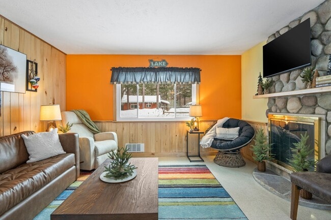 Building Photo - Fully Furnished 2-Bedroom Home Near Hodenp...