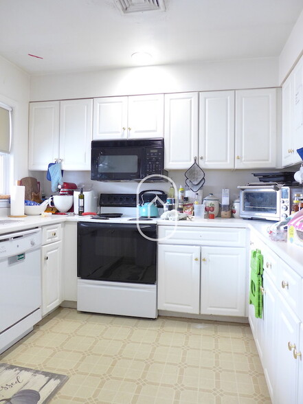 Building Photo - 23 Etna St