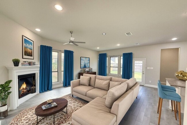 Building Photo - Gorgeous 4-Bedroom Home in Woodbridge Esta...