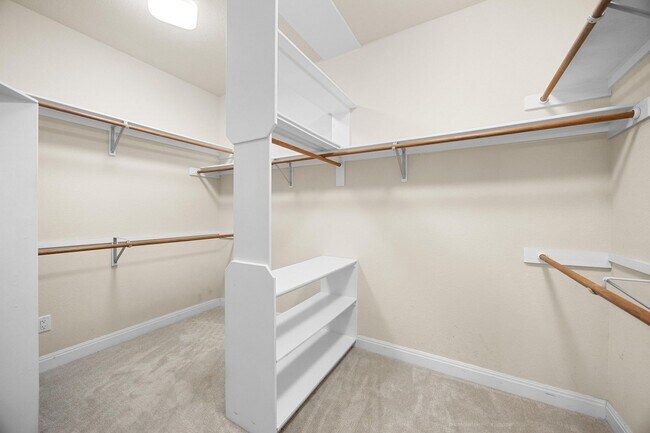 Building Photo - 7 Bed Home for August!