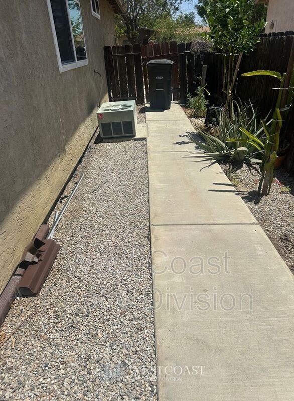 Building Photo - 627 Solano Dr