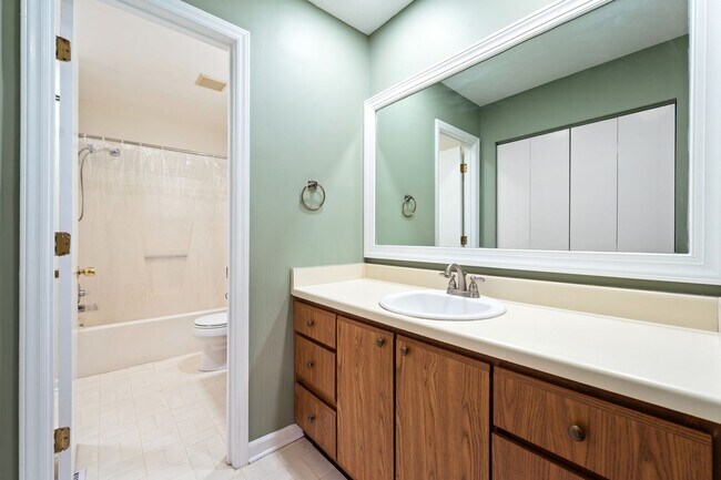 Building Photo - Spacious 3-Level Townhome Minutes from Dow...
