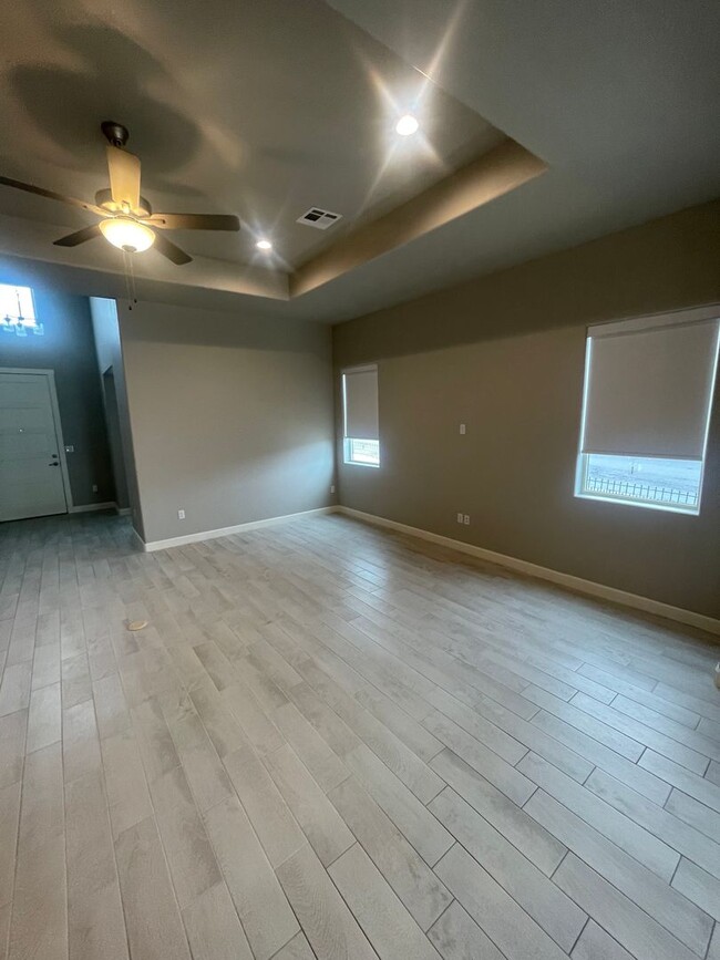 Building Photo - Gorgeous Newer 3 Bedroom / 2.5 Bathroom Ho...