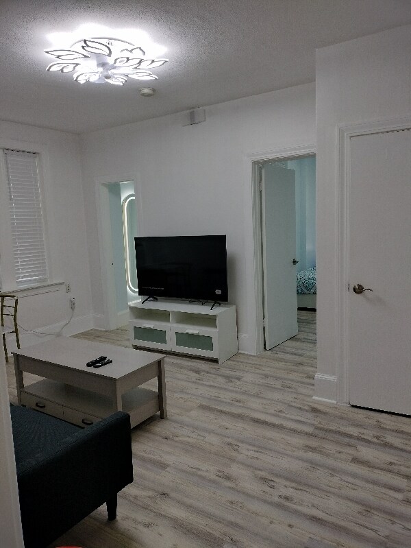 Building Photo - 56 Park Vale Ave