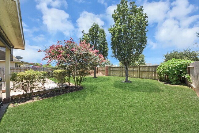 Building Photo - 7330 Jacobs Well Dr