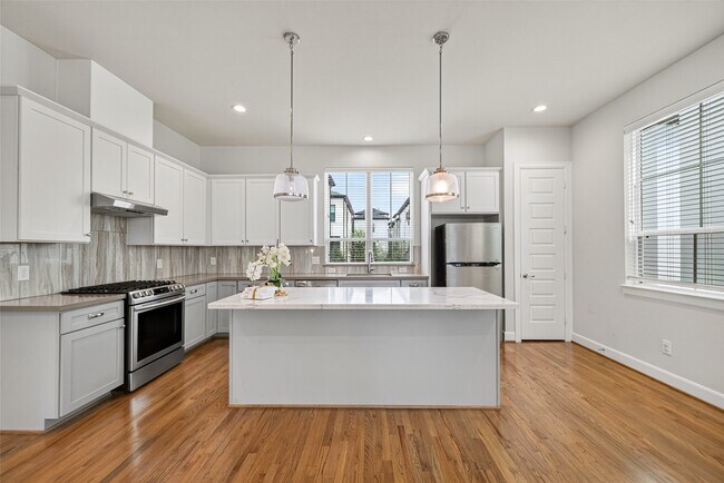 Building Photo - 2812 Grand Fountains Dr