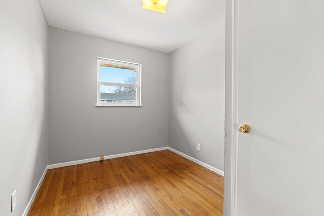 Building Photo - Accepting Section 8! Comfortable 3 bedroom...