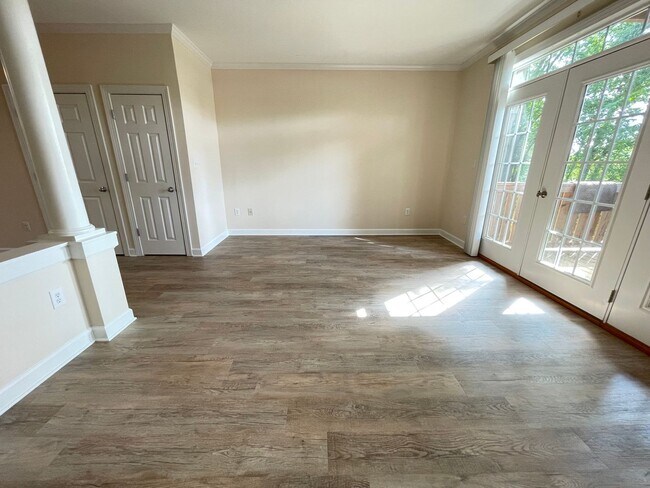 Building Photo - Wonderful location and features for this s...