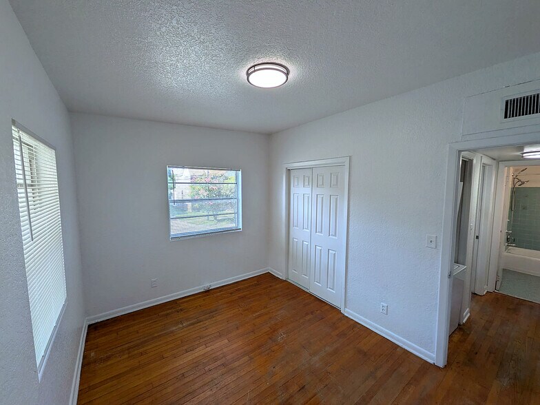 Building Photo - 2648 Dellwood Ave