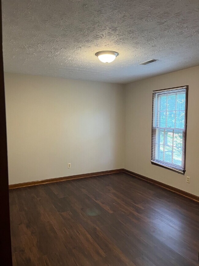 Building Photo - "Charming 3-Bedroom Retreat in Nashville – Spacious 1,149 Sq Ft with 1.5 Baths!"